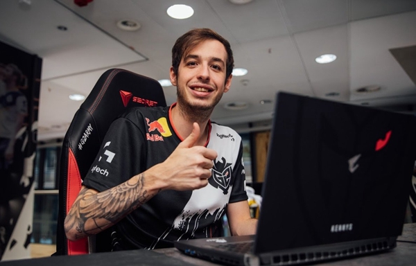 CSGO s1mple给女主播打赏500W被喷舔狗，森破回怼：垃圾人！