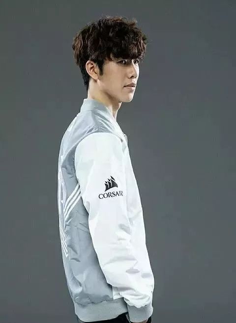 RNG赛后胜者群访：妮蔻是目前很强势的中单，队伍尚未找到解法